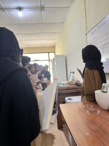 santri putri mendengarkan penjelasan tentang bank genetika