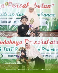 Pemberian hadiah kepada siswa berprestasi TK IT Baitussalam