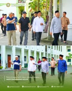 ustaz-ustaz dan K.H Abdul Hakim berkeliling di kompleks asrama dan gedung sekolah