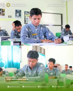 santri SMA sedang mengerjakan soal ujan akhir semester