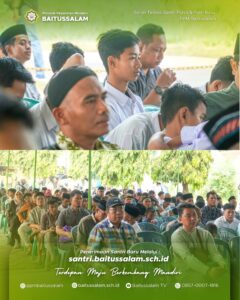 santri baru dan orang tua wali santri menghadiri acara serah terima santri baru