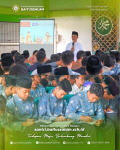 Seluruh santri menyimak dan mencatat taujih yang diberikan oleh Pimpinan Pondok