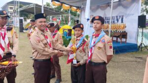 Santri SMP IT Baitussalam menerima piala kejuaraan