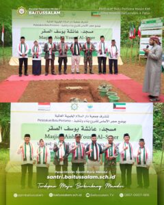 Tamu undangan berfoto setelah peletakan batu pertama masjid Aisha Yousef Al Saqer