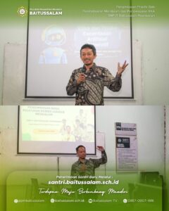 narasumber sedang memaparkan materi kepada guru lain