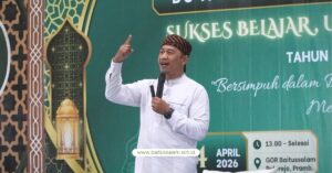 ustaz Ismail Hermana memberikan AMT kepada santri dsn orang tua santri