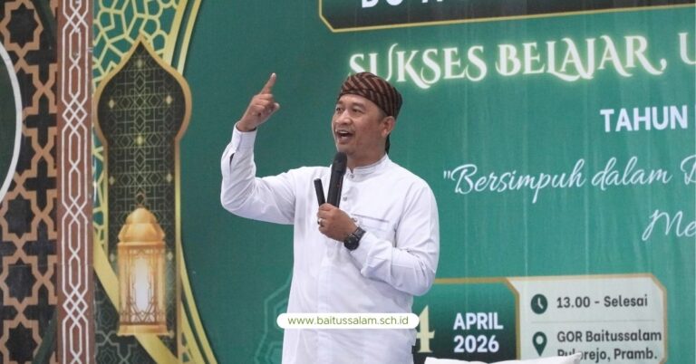 ustaz Ismail Hermana memberikan AMT kepada santri dsn orang tua santri