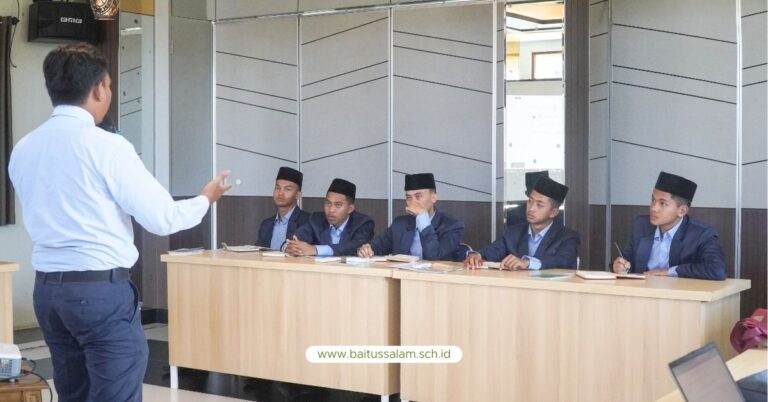 santri KMI sedang mengikuti Amaliyatu Tadris