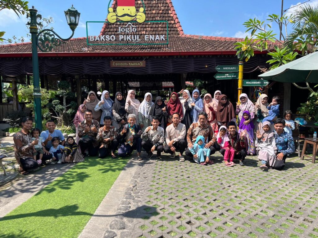 ustaz/ah SMP IT Baitussalam Prambanan jalin ukhuwah dan solidaritas