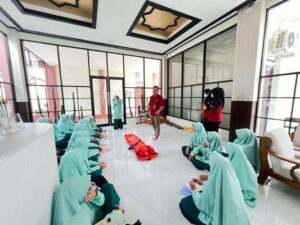 santri baitussalam 3 belajar kesehatan