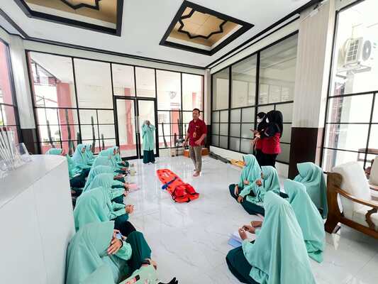 santri baitussalam 3 belajar kesehatan